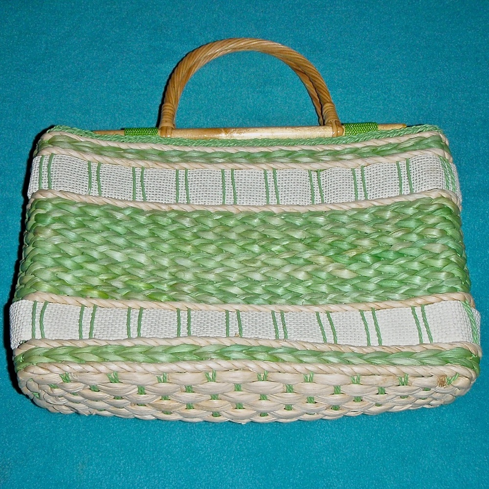 Laila Rowe green and natural straw handbag wood handles lined with green fabric